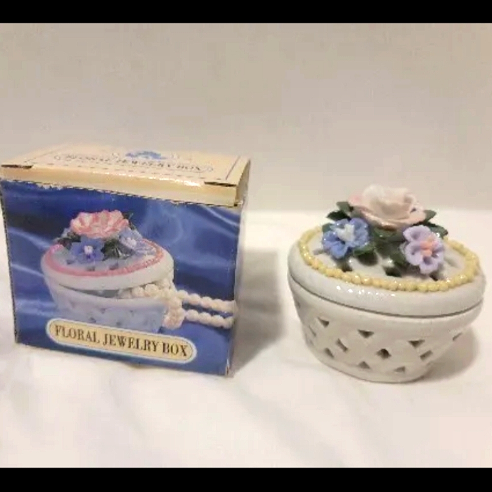 Vintage Porcelain Victorian Floral Trinket/Jewelry by Box Royal Heritage